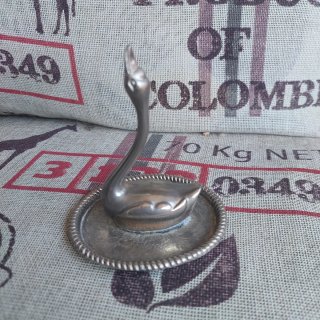 Figura cisne de metal plateado