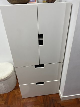 Mueble de almacenaje blanco y madera