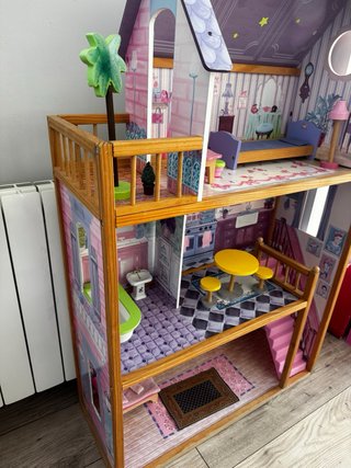 Casa de muñecas KidKraft de madera + 6 muñecas