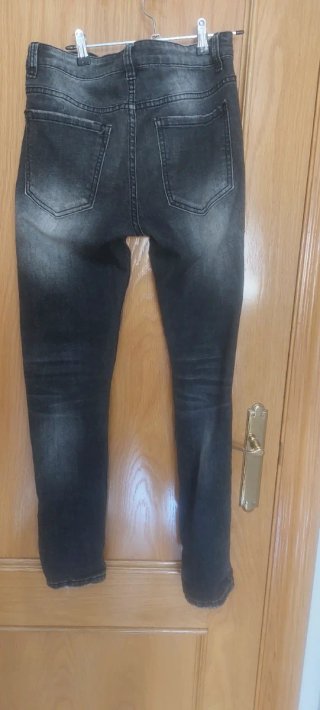 Pantalón vaquero joven desgastado