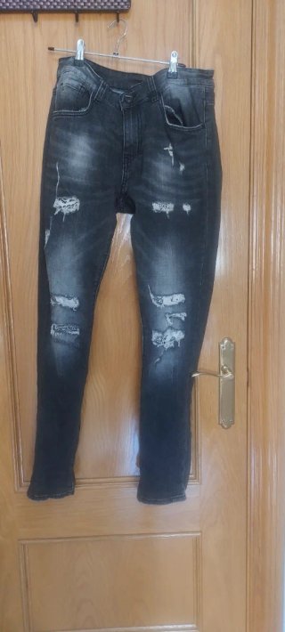 Pantalón vaquero joven desgastado
