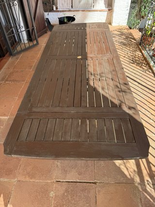 Mesa extensible de madera oscura