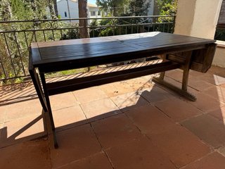Mesa extensible de madera oscura