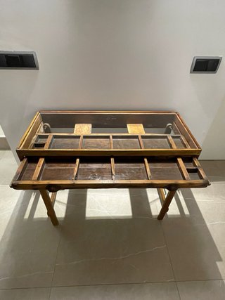 Consola antigua de imprenta