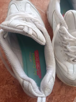 Zapatillas Skechers Blancas y Plateadas