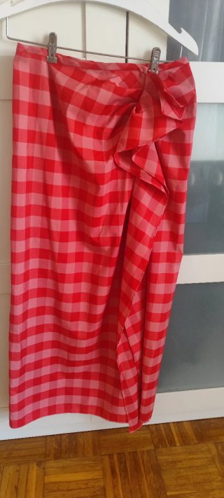 Falda Zara cuadros rojos y rosas