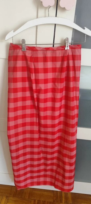 Falda Zara cuadros rojos y rosas