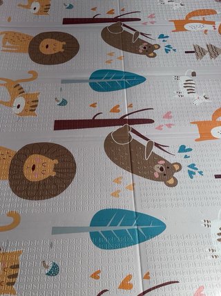 Parque infantil con alfombra y juguetes