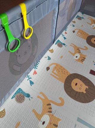 Parque infantil con alfombra y juguetes