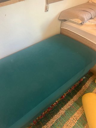 Sofá bajo de terciopelo verde