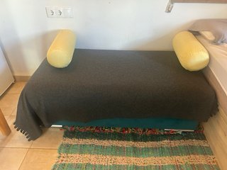 Sofá bajo de terciopelo verde