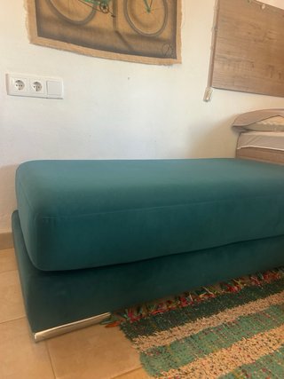 Sofá bajo de terciopelo verde