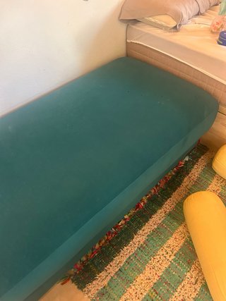 Sofá bajo de terciopelo verde