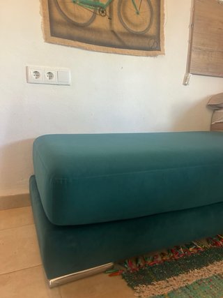 Sofá bajo de terciopelo verde