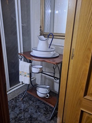 Juego y mueble de madera baño vintage