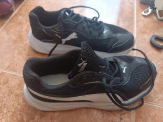 Zapatillas Puma Negras y Blancas
