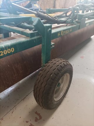 Abonadora, sembradora, rulo y tractor pala