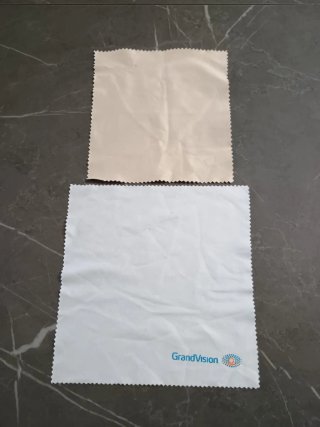 Panni per occhiali GrandVision beige e bianchi