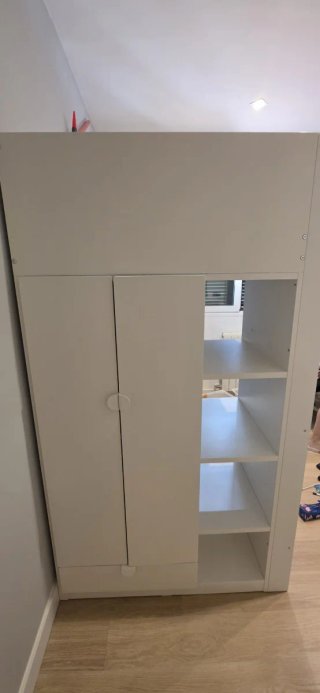 Cama alta blanca de madera