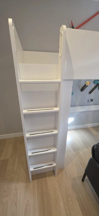 Cama alta blanca de madera