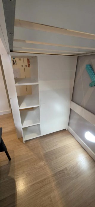 Cama alta blanca de madera