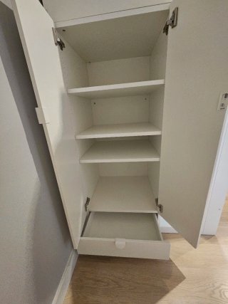 Cama alta blanca de madera