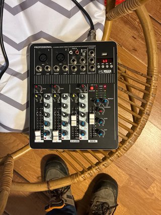 Mesa de Mezclas Profesional 4 Canales