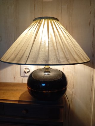 Lampada da tavolo vintage nera e dorata