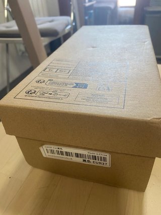 Zapatos de tacón negros con tiras