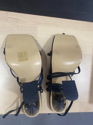 Zapatos de tacón negros con tiras