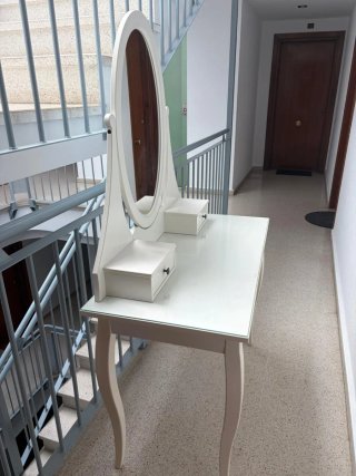 Tocador blanco con espejo ovalado