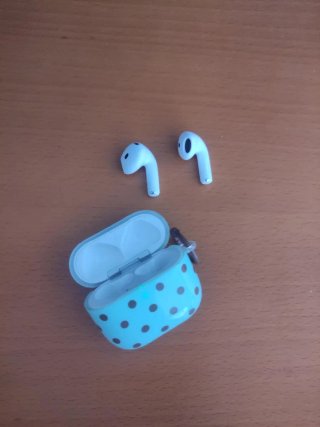 Airpods Apple personalizados azul con puntos marro
