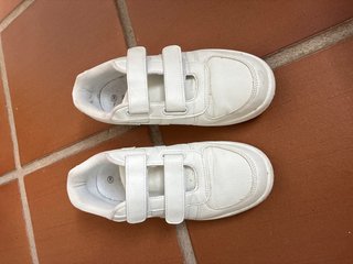 Zapatos blancos de mujer con velcro