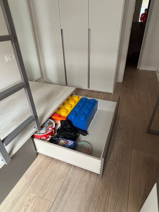 Cama tren Lagrama con escritorio y cubos