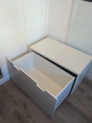 Baúl de almacenaje IKEA blanco y gris