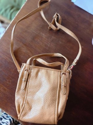 Bolso bandolera Cortefiel – color camel / beige