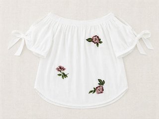 Blusa blanca bordados florales hombros...
