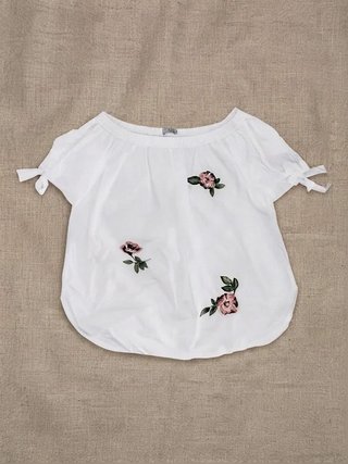 Blusa blanca bordados florales hombros...