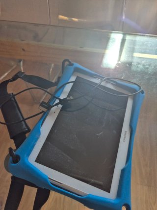 Tablet Samsung con funda azul