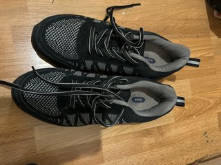 Zapatos de seguridad Scholl negros y grises.