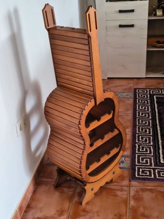 Botellero de madera en forma de guitarra