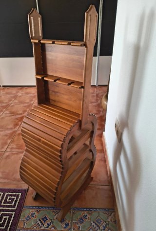 Botellero de madera en forma de guitarra