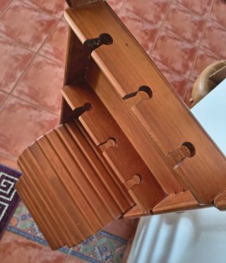Botellero de madera en forma de guitarra