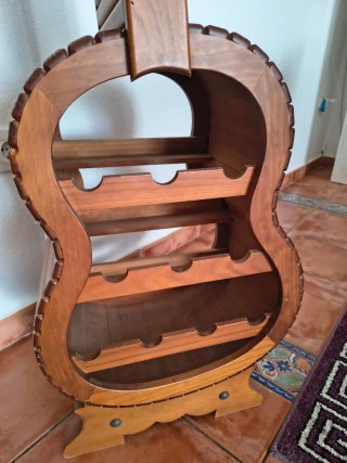 Botellero de madera en forma de guitarra