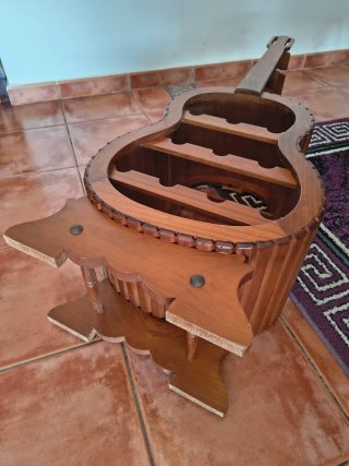 Botellero de madera en forma de guitarra