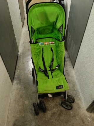 Carro de bebé verde