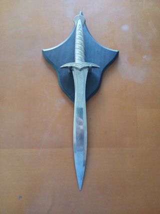 Espada Dardo de Frodo Bolsón con soporte