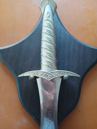 Espada Dardo de Frodo Bolsón con soporte