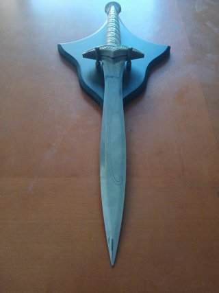 Espada Dardo de Frodo Bolsón con soporte
