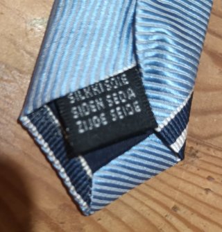 Corbata de seda azul y blanca